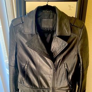 I love this jacket !! Size XS